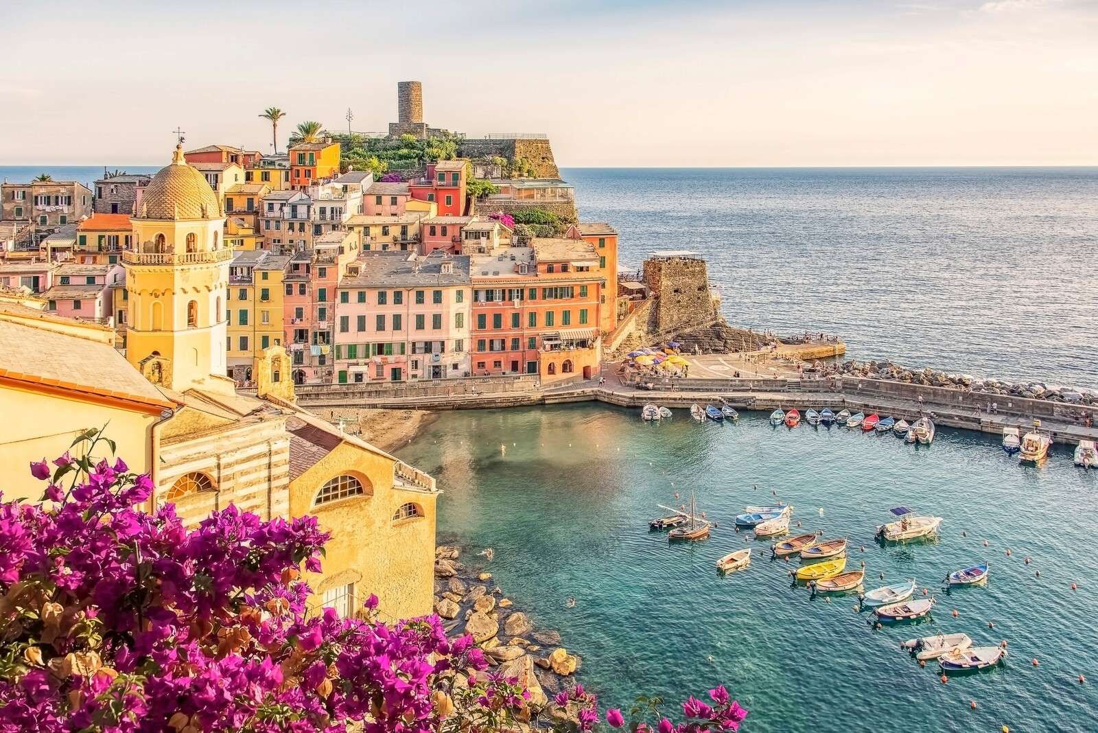 Sommerlicht über einer bunten Hafenstadt