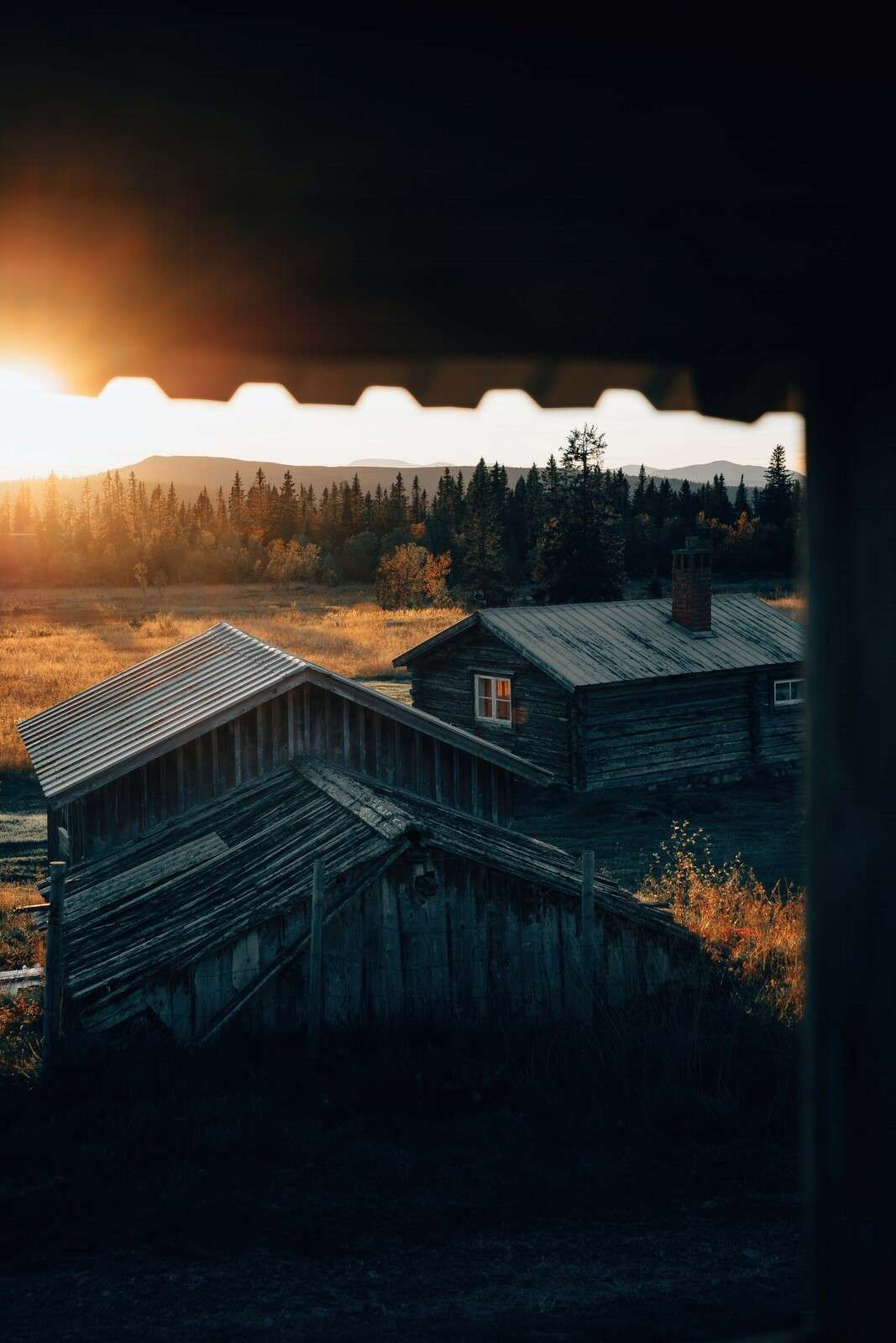 Holzhütten beim Sonnenuntergang
