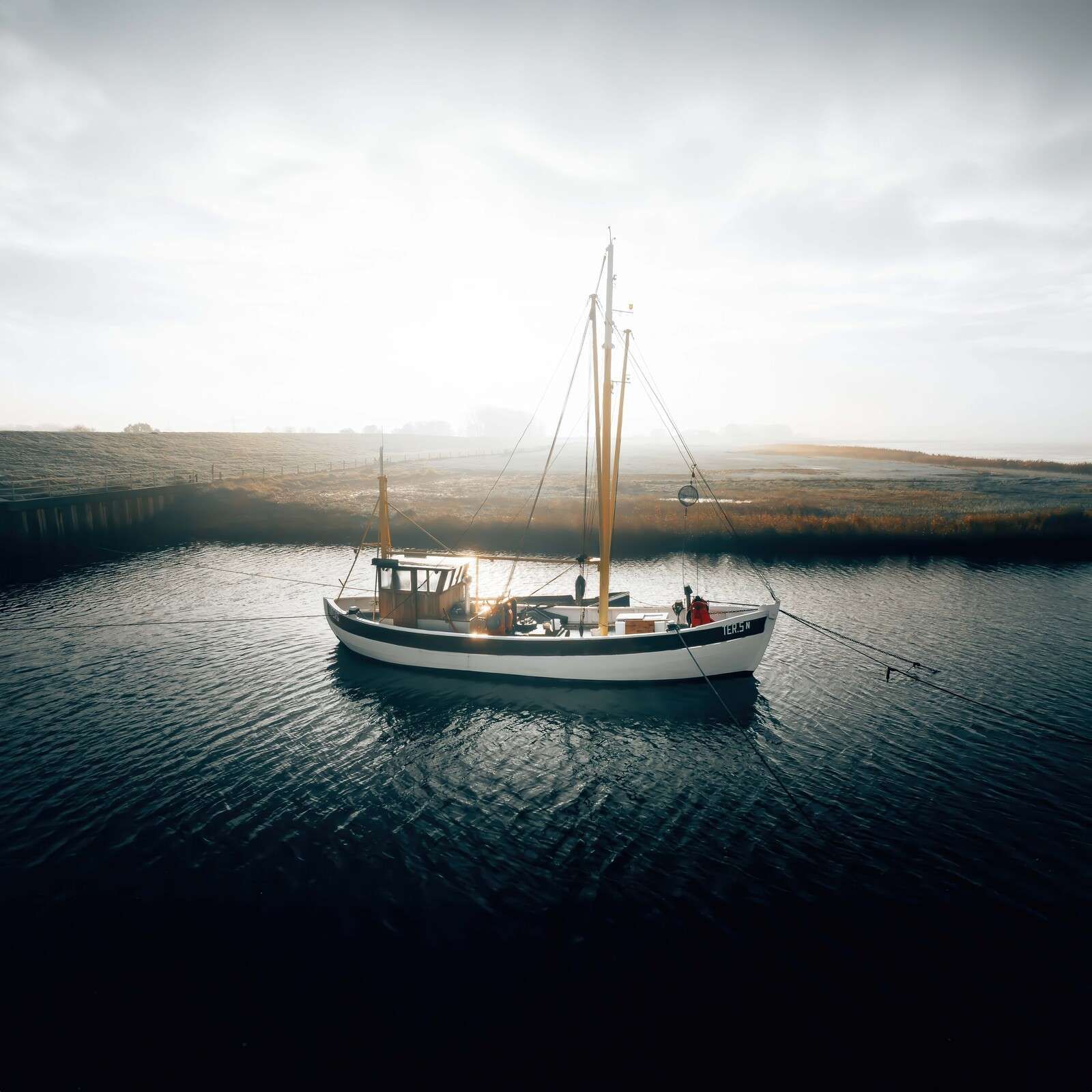 Fischerboot im Morgenlicht am Kai
