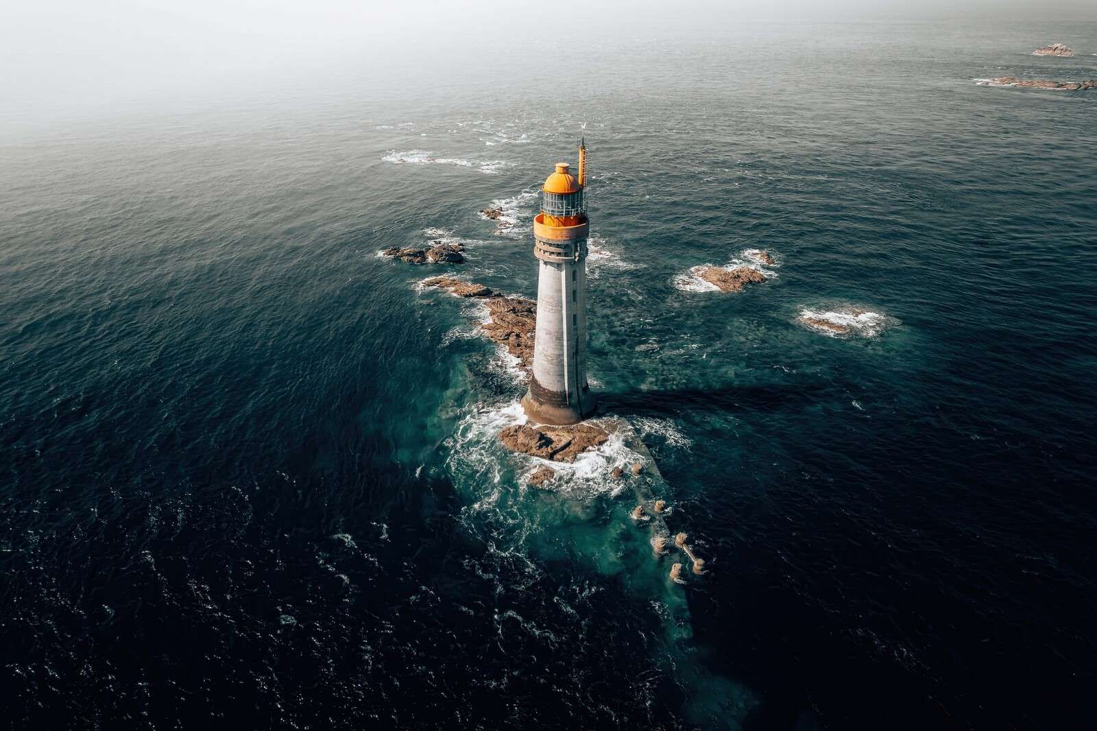 Leuchtturm im endlosen Ozean