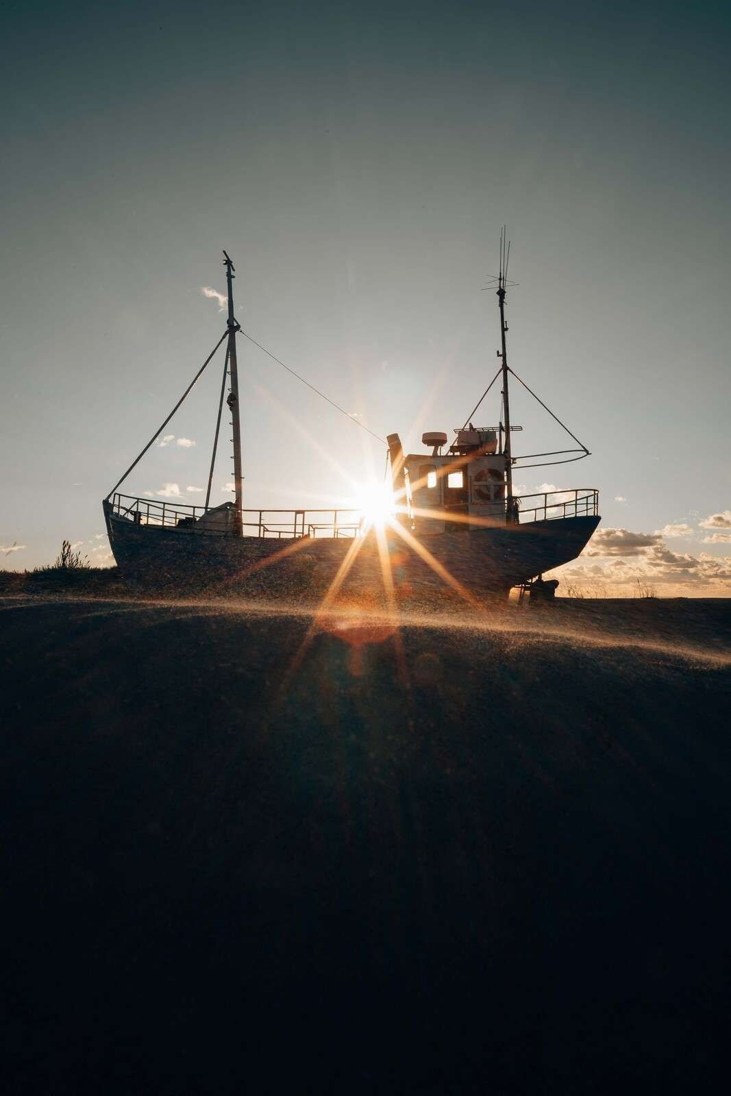 Fischerboot im goldenen Abendlicht