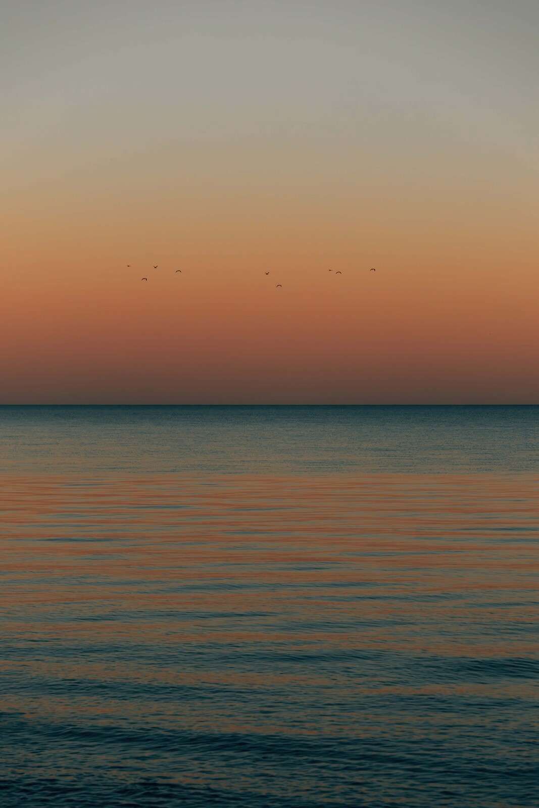 Ruhige See bei Sonnenuntergang