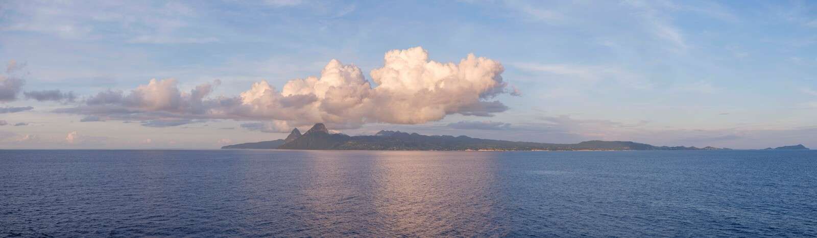 Tropische Insel am ruhigen Meer