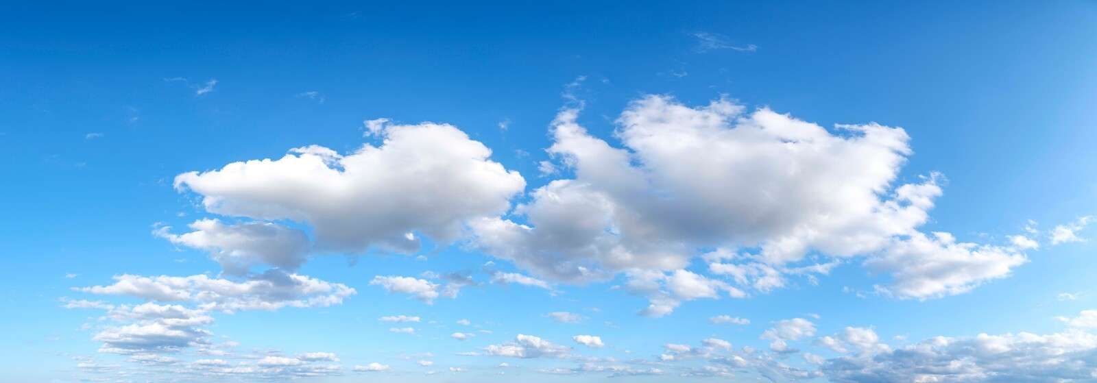 Weiße Wolken am blauen Himmel