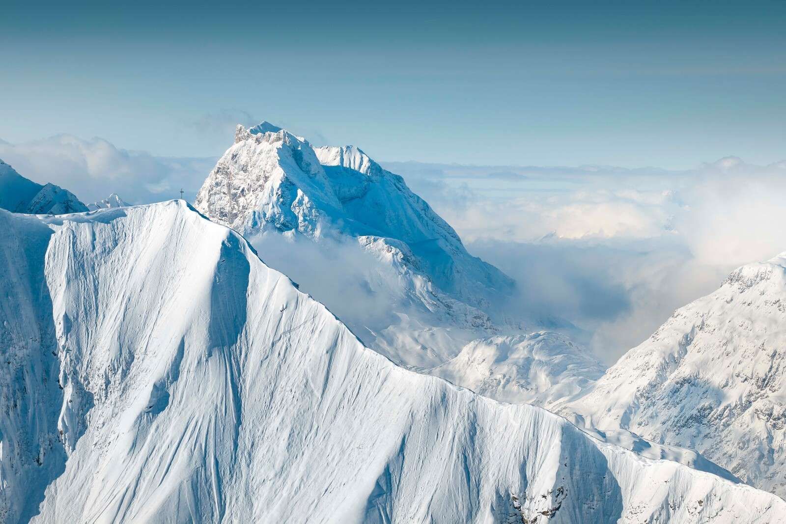 Schneeberge √ºber dem Wolkendek