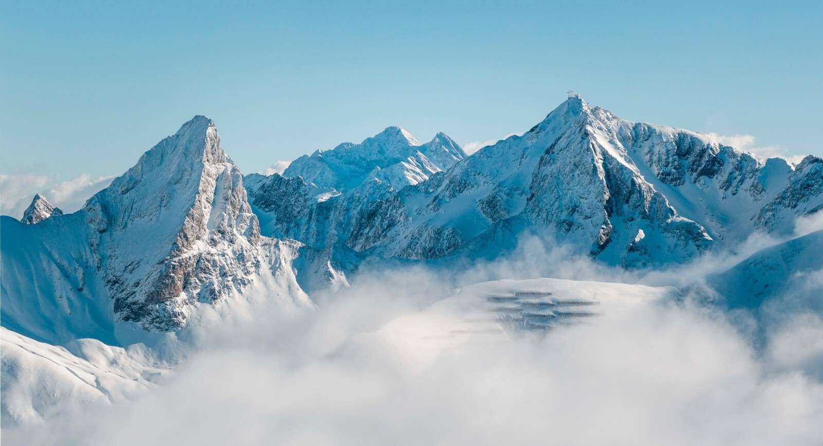 Verschneite Bergspitzen im Nebel