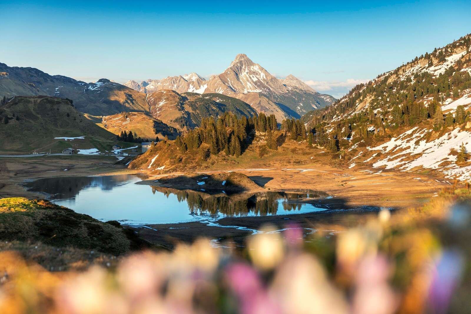 Bergsee im Fr√ºhlingslicht